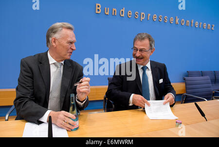 Berlin, Deutschland. 27. August 2014. Präsident des Bundeskriminalamtes Jörg Ziercke (L) und Dieter Kempf, Vorstandsvorsitzender der Branchenverband Bitkom präsentieren die neue Übersicht über die Situation von Cyber- und Computerkriminalität 2013/2014 im Rahmen einer Pressekonferenz in Berlin, Deutschland, 27. August 2014. Die Übersicht informiert über die Entwicklungen und beschreibt die Gewalt und Schadenspotential von Cyber-Kriminalität und ihre Bedeutung für die Kriminalität in Deutschland. Foto: Bernd von Jutrczenka/Dpa/Alamy Live News Stockfoto