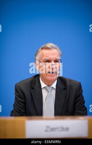 Berlin, Deutschland. 27. August 2014. Joerg Ziercke, Präsident des Bundeskriminalamtes präsentiert die neue Übersicht über die Situation von Cyber- und Computerkriminalität 2013/2014 im Rahmen einer Pressekonferenz in Berlin, Deutschland, 27. August 2014. Die Übersicht informiert über die Entwicklungen und beschreibt die Gewalt und Schadenspotential von Cyber-Kriminalität und ihre Bedeutung für die Kriminalität in Deutschland. Foto: Bernd von Jutrczenka/Dpa/Alamy Live News Stockfoto