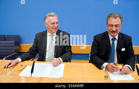 Berlin, Deutschland. 27. August 2014. Präsident des Bundeskriminalamtes Jörg Ziercke (L) und Dieter Kempf, Vorstandsvorsitzender der Branchenverband Bitkom präsentieren die neue Übersicht über die Situation von Cyber- und Computerkriminalität 2013/2014 im Rahmen einer Pressekonferenz in Berlin, Deutschland, 27. August 2014. Die Übersicht informiert über die Entwicklungen und beschreibt die Gewalt und Schadenspotential von Cyber-Kriminalität und ihre Bedeutung für die Kriminalität in Deutschland. Foto: Bernd von Jutrczenka/Dpa/Alamy Live News Stockfoto