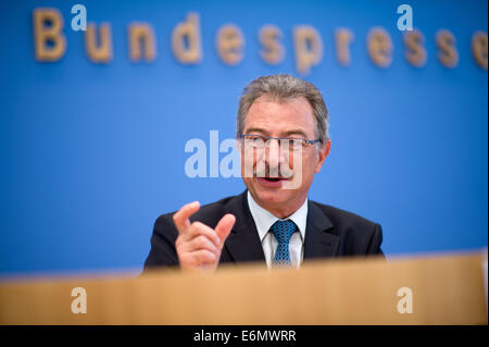 Berlin, Deutschland. 27. August 2014. Dieter Kempf, Vorstandsvorsitzender der Branchenverband Bitkom präsentiert die neue Übersicht über die Situation von Cyber- und Computerkriminalität 2013/2014 im Rahmen einer Pressekonferenz in Berlin, Deutschland, 27. August 2014. Die Übersicht informiert über die Entwicklungen und beschreibt die Gewalt und Schadenspotential von Cyber-Kriminalität und ihre Bedeutung für die Kriminalität in Deutschland. Foto: Bernd von Jutrczenka/Dpa/Alamy Live News Stockfoto