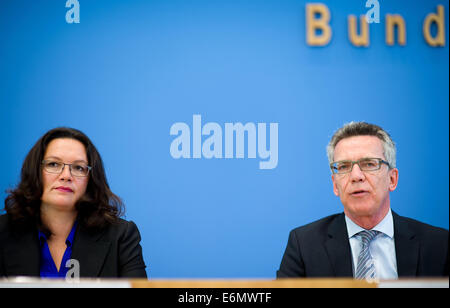 Berlin, Deutschland. 27. August 2014. Bundesminister des Innern Thomas de Maziere (R, CDU) und Bundesministerin für Arbeit und soziale Angelegenheiten Andrea Nahles (SPD) vorlegen den Bericht der Armut Migration während einer Pressekonferenz in Berlin, Deutschland, 27. August 2014. Der Bericht zeigt, dass die Einwanderung der anderen Mitgliedstaaten der Europäischen Union in den letzten Jahren zugenommen. Foto: Bernd von Jutrczenka/Dpa/Alamy Live News Stockfoto