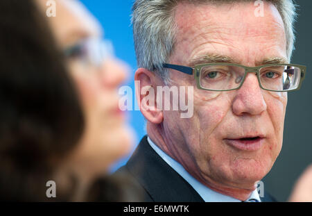 Berlin, Deutschland. 27. August 2014. Bundesminister des Innern Thomas de Maziere (R, CDU) und Bundesministerin für Arbeit und soziale Angelegenheiten Andrea Nahles (SPD) vorlegen den Bericht der Armut Migration während einer Pressekonferenz in Berlin, Deutschland, 27. August 2014. Der Bericht zeigt, dass die Einwanderung der anderen Mitgliedstaaten der Europäischen Union in den letzten Jahren zugenommen. Foto: Bernd von Jutrczenka/Dpa/Alamy Live News Stockfoto