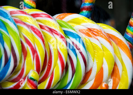 Viele bunte Lutscher auf dem Display in einem Geschäft Stockfoto