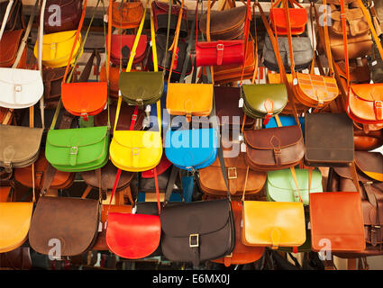 Lederhandtaschen auf Display, Chania, Kreta. Stockfoto