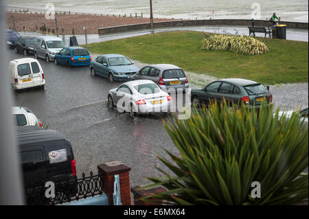 Lokale Überschwemmungen auf Worthing Strandpromenade nach sehr schweren Sommer Niederschläge Gullys überlädt. Stockfoto