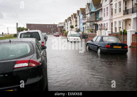 Lokale Überschwemmungen auf Worthing Strandpromenade nach sehr schweren Sommer Niederschläge Gullys überlädt. Stockfoto