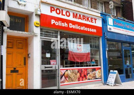 Eine polnische Delikatessen anzeigen eine große polnische Fahne im Fenster in Bromley, Kent. Stockfoto