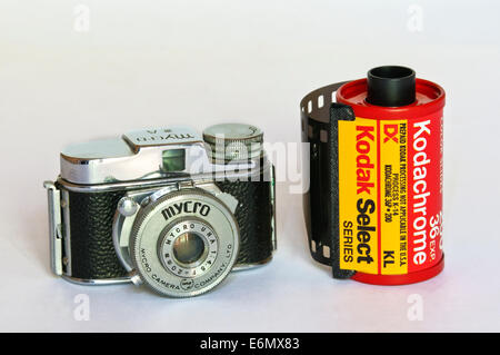 Eine Mycro Subminiatur Kamera neben eine standard Größe Rolle 35 mm Film. Stockfoto