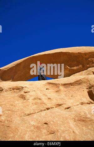 Jebel Umm Fruth Steinbrücke, Wadi Rum, Jordanien, Naher Osten Stockfoto