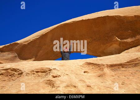 Jebel Umm Fruth Steinbrücke, Wadi Rum, Jordanien, Naher Osten Stockfoto