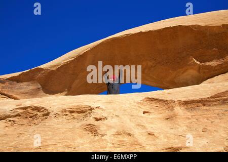 Jebel Umm Fruth Steinbrücke, Wadi Rum, Jordanien, Naher Osten Stockfoto