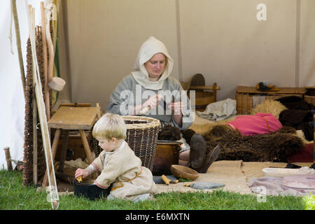 Viking-Mutter und Sohn n ein Zelt auf ein historisches reenactment Stockfoto