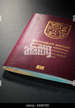 Nahaufnahme von Finnisch (Finnland) Reisepass. Dies ist das neue (2013) Design des Passes. Stockfoto