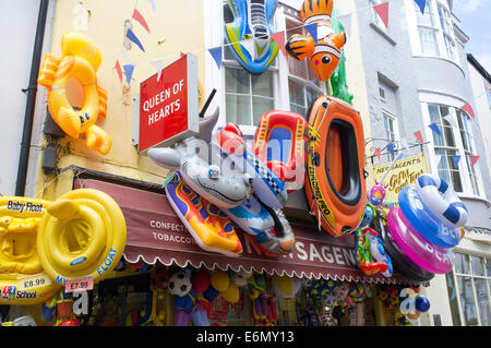 Meer Strand aufblasbare Spielzeuge hängen außerhalb eines Shops in Weymouth, Dorset UK Stockfoto