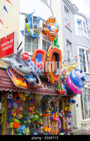 Meer Strand aufblasbare Spielzeuge hängen außerhalb eines Shops in Weymouth, Dorset UK Stockfoto