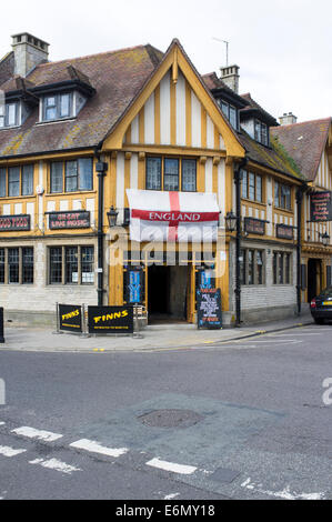 St Georges Flagge hängen über UK Pub Eingang Stockfoto