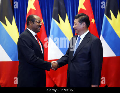 Peking, China. 27. August 2014. Der chinesische Präsident Xi Jinping(R) trifft sich mit Gaston Browne, Premierminister von Antigua und Barbuda, in Peking, Hauptstadt von China, 27. August 2014. © Ju Peng/Xinhua/Alamy Live-Nachrichten Stockfoto