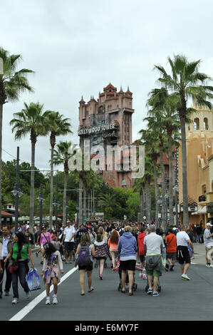 Massen bewegen in Richtung Hollywood Tower Hotel Fahrt in Disneys Hollywood Studios, Orlando, Florida, USA Stockfoto