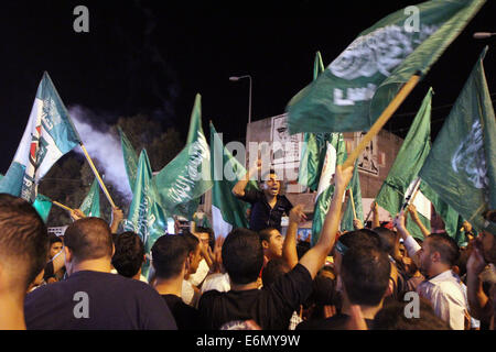 Bethlehem. 26. August 2014. Palästinenser feiern den neu vereinbarten Waffenstillstand zwischen Israel und dem Gazastreifen in Bethlehem Stadt. Palästinenserpräsident Mahmoud Abbas, kündigte auf einem ägyptischen vermittelten Waffenstillstand Vorschlag, sieben Wochen der Kämpfe zwischen Israel und der Hamas Gruppen im Gazastreifen zu beenden. Bildnachweis: Muhesen Amren/Pacific Press/Alamy Live-Nachrichten Stockfoto