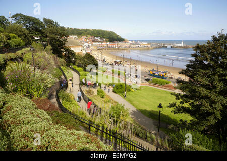 Die südliche Bucht, Scarborough, mit dem Hafen in der Ferne. Stockfoto