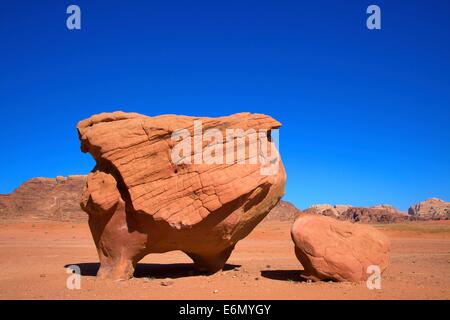 Fels geformt wie eine fliegende Schwein, Wadi Rum, Jordanien, Naher Osten Stockfoto