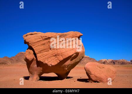 Fels geformt wie eine fliegende Schwein, Wadi Rum, Jordanien, Naher Osten Stockfoto