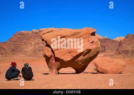 Fels geformt wie eine fliegende Schwein, Wadi Rum, Jordanien, Naher Osten Stockfoto