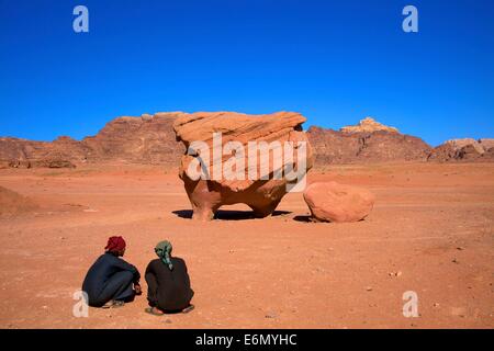 Fels geformt wie eine fliegende Schwein, Wadi Rum, Jordanien, Naher Osten Stockfoto