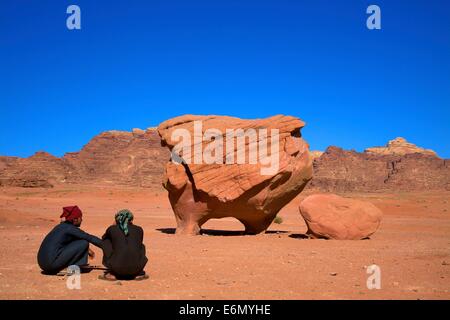 Fels geformt wie eine fliegende Schwein, Wadi Rum, Jordanien, Naher Osten Stockfoto