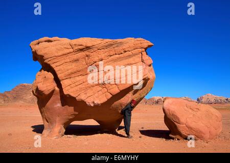 Fels geformt wie eine fliegende Schwein, Wadi Rum, Jordanien, Naher Osten Stockfoto