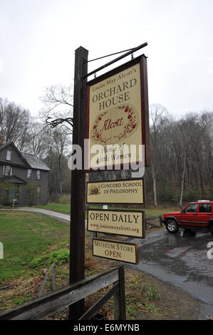 Melden Sie außen Orchard House von Louisa May Alcott (1832 – 1888), Autor von Little Women. Concord, Massachusetts, USA Stockfoto