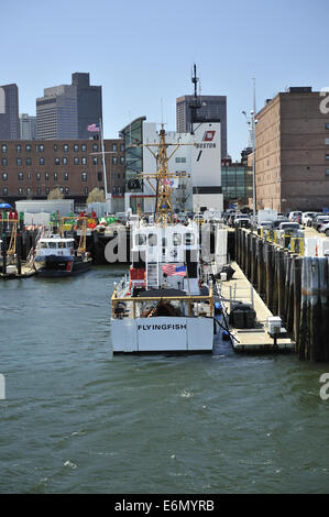 US Coast Guard Cutter "Flyingfish" vertäut im Hafen von Boston. Boston, Massachusetts, Vereinigte Staaten Stockfoto