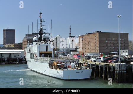 US Coast Guard Cutter "Seneca" (WMEC 906), festgemacht am Hafen von Boston. Boston, Massachusetts, Vereinigte Staaten Stockfoto