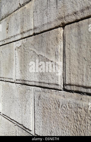 London-Texturen, typische graue Steinmauer. Stockfoto