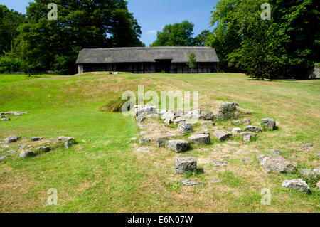 Fachwerk gerahmte strohgedeckte Scheune aus dem Jahr 1550 und Überreste des mittelalterlichen Dorfes, St. Fagans National History Museum/Amgueddfa Werin, Cardiff. Stockfoto