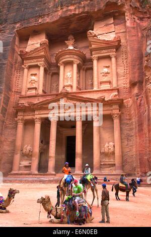 Kamele vor der Schatzkammer, Petra, Jordanien, Naher Osten Stockfoto