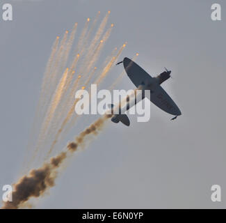 Shenyang, China. 27. August 2014. Eine Stille SA1100 Ebene der Twister-Kunstflug-Team setzt ein Feuerwerk in einer Stunt-Performance bei der Eröffnungsfeier des 2014 Shenyang Faku internationalen Flug, eine Flugschau in Shenyang, Hauptstadt des nordöstlichen Chinas Liaoning Provinz, 27. August 2014. Der Twister, ein britischer Kunstflug-Team ihre ersten Stunt-Leistung in China hergestellt bei der Eröffnungsfeier des 2014 Shenyang Faku internationalen Flug am 27. August. Bildnachweis: Xinhua/Alamy Live-Nachrichten Stockfoto