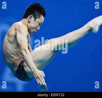 Nanjing, China. 27. August 2014. Yang Hao China tritt während der gemischten International Team Final von Tauchen bei den Nanjing 2014 Olympischen Jugendspielen in Nanjing, der Hauptstadt der ostchinesischen Provinz Jiangsu, am 27. August 2014. Alejandra Orozco Loza und Daniel Jensen gewann die Goldmedaille. Bildnachweis: Xinhua/Alamy Live-Nachrichten Stockfoto