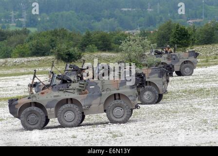 MLF, europäischen multinationalen Land-Kraft; Italienische Armee, alpine brigade Julia, Puma leichte gepanzerte Fahrzeuge. Stockfoto