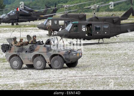 MLF, europäischen multinationalen Land-Kraft; Italienische Armee, alpine brigade Julia, Hubschrauber und Puma leichte gepanzerte Fahrzeuge Stockfoto