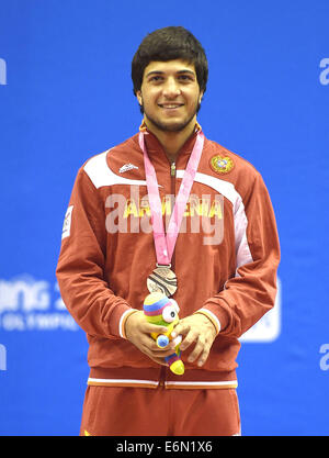 Nanjing, China. 27. August 2014. Bronzemedaillengewinner Sargis Hovsepyan Armenien Posen während der Verleihung von 76kg Wrestling bei den Nanjing 2014 Olympischen Jugendspielen in Nanjing, der Hauptstadt der ostchinesischen Provinz Jiangsu, am 27. August 2014-Freistil der Männer.  Bildnachweis: Xinhua/Alamy Live-Nachrichten Stockfoto