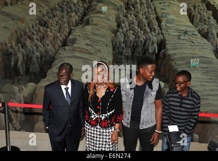 Peking, China Shaanxi Provinz. 27. August 2014. Simbabwes Präsident Robert Mugabe (1. L) besucht Museum der Terrakotta-Krieger und Pferde von Qin Shihuang in Xi ' an, Nordwesten der chinesischen Provinz Shaanxi, 27. August 2014. Bildnachweis: Ding Haitao/Xinhua/Alamy Live-Nachrichten Stockfoto