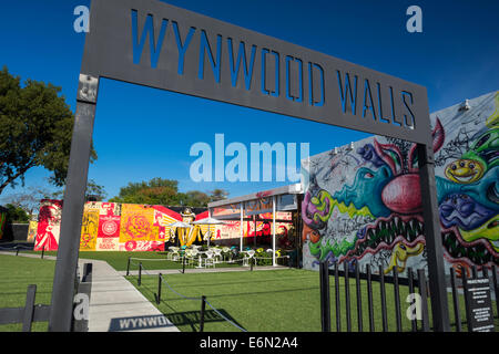 EINGANG ZEICHEN WYNWOOD WÄNDE GEHOBENEN STREET ART CENTER WYNWOOD MIAMI FLORIDA USA Stockfoto