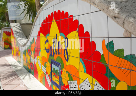 CALLE 8 WELLE WAND MOSAIK DOMINO PARK ACHTE STRAßE WENIG HAVANNA NACHBARSCHAFT MIAMI FLORIDA Stockfoto