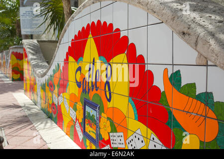 CALLE 8 WELLE WAND MOSAIK DOMINO PARK ACHTE STRAßE WENIG HAVANNA NACHBARSCHAFT MIAMI FLORIDA Stockfoto