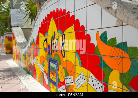 CALLE 8 WELLE WAND MOSAIK DOMINO PARK ACHTE STRAßE WENIG HAVANNA NACHBARSCHAFT MIAMI FLORIDA Stockfoto