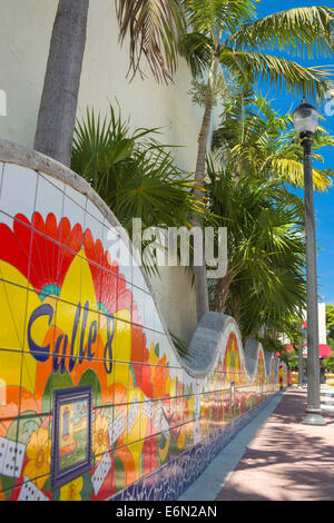 CALLE 8 WELLE WAND MOSAIK DOMINO PARK ACHTE STRAßE WENIG HAVANNA NACHBARSCHAFT MIAMI FLORIDA Stockfoto