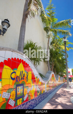 CALLE 8 WELLE WAND MOSAIK DOMINO PARK ACHTE STRAßE WENIG HAVANNA NACHBARSCHAFT MIAMI FLORIDA Stockfoto