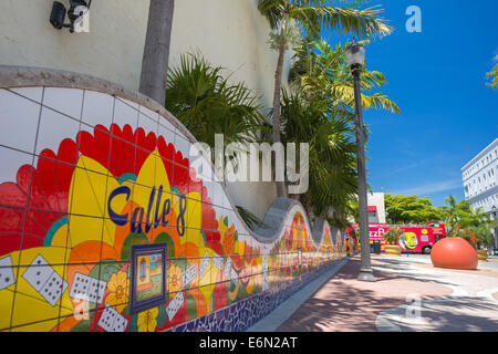 CALLE 8 WELLE WAND MOSAIK DOMINO PARK ACHTE STRAßE WENIG HAVANNA NACHBARSCHAFT MIAMI FLORIDA Stockfoto