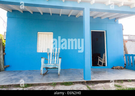 einfaches Haus mit Hund auf Veranda, Vinales, Kuba Stockfoto